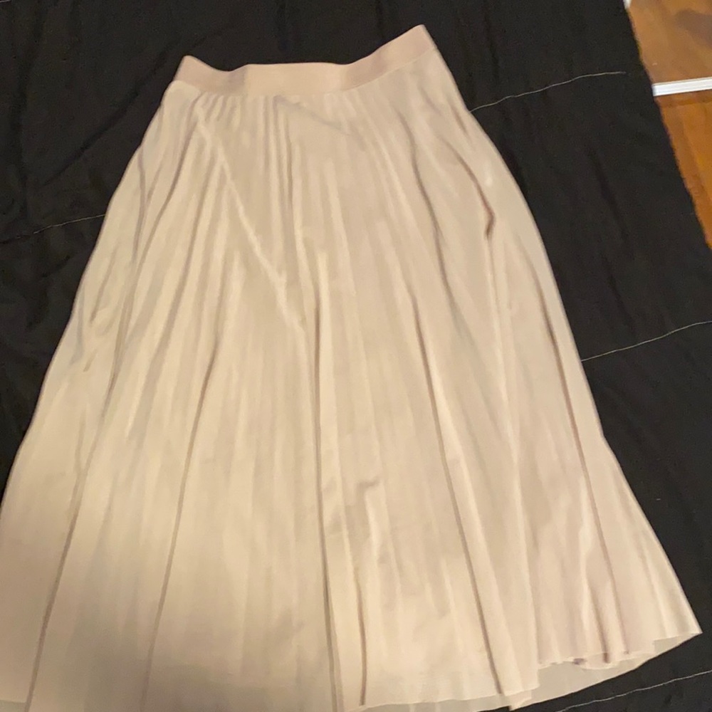 Midi pleated Blush skirt.